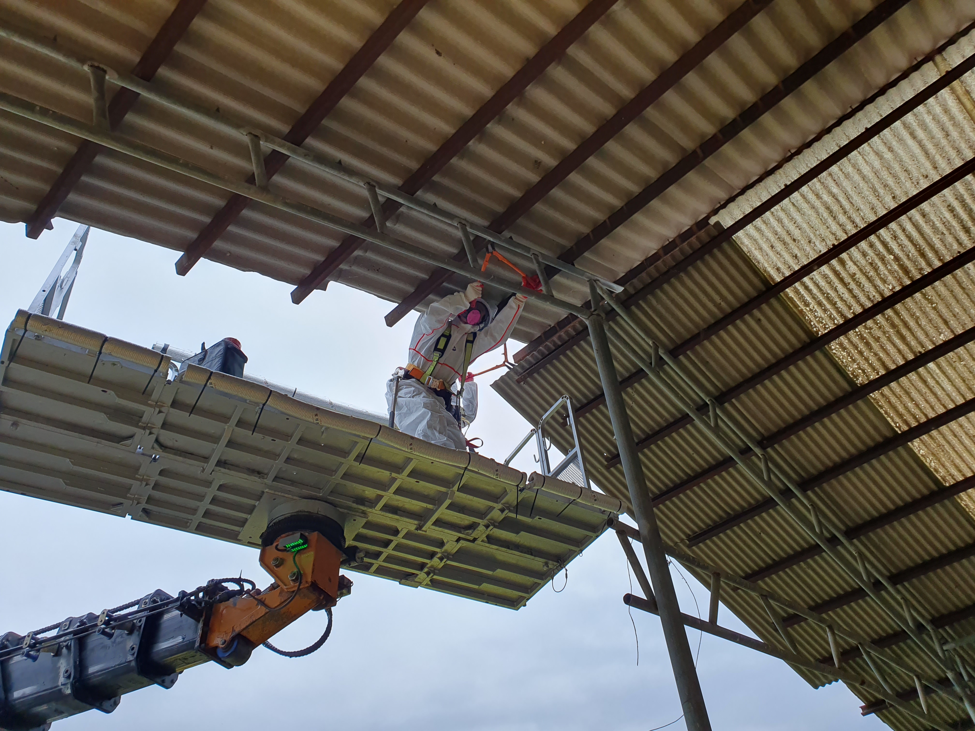 석면해체 작업중