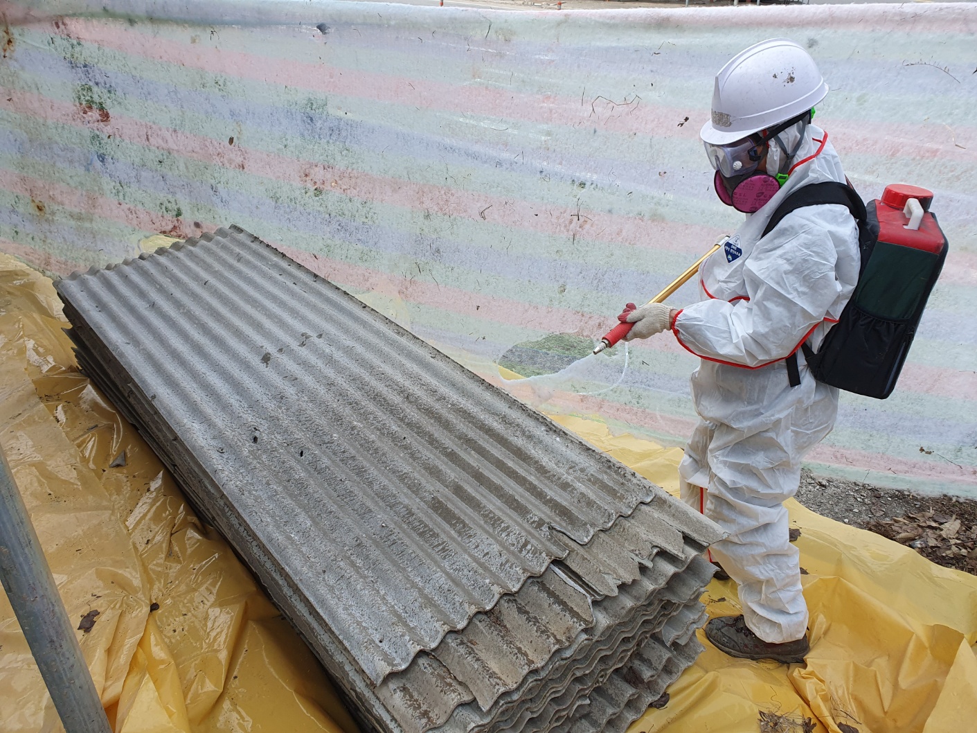 석면해체 작업중